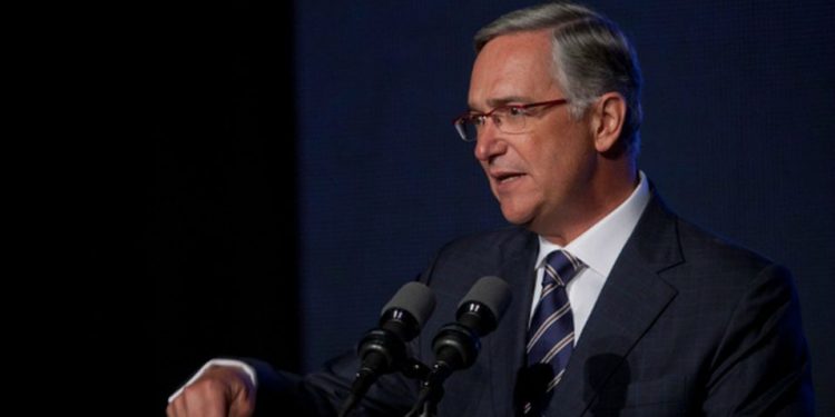 El millonario Ricardo Salinas Pliego levanta la mano para comprar Banamex