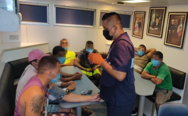 Náufragos cubanos son rescatados por la Marina en aguas de Quintana Roo