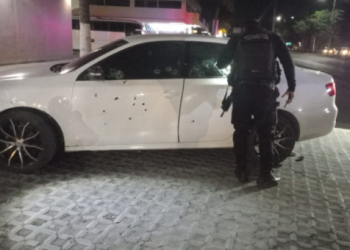 Balean vehículo en Cancún, no se reportan lesionados