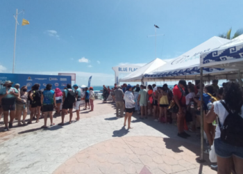 Más de 500 personas participan en el maratón de Aguas Abiertas en la ruta de los Arrecifes