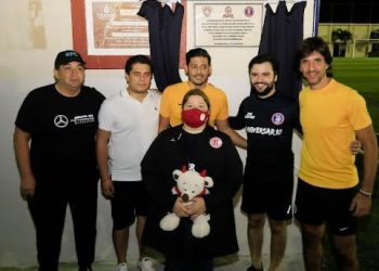 Cancún FC devela placa del décimo aniversario del colegio Boston