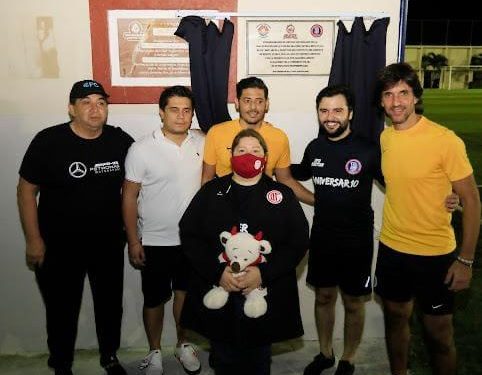 Cancún FC devela placa del décimo aniversario del colegio Boston
