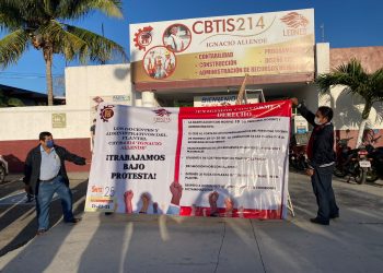 Se manifiestan maestros de Cbtis 214 por falta de pago