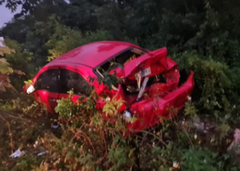 Accidente de tránsito deja saldo de un lesionado y dos vehículos fuera del camino