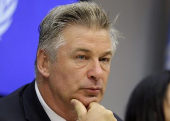 Demandan a Alec Baldwin por la tragedia en el set de Rust