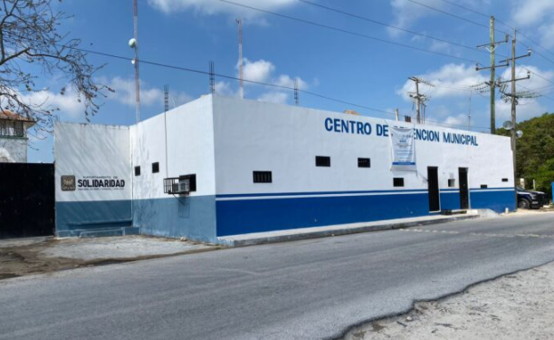 Aseguran a custodio de cárcel de Playa del Carmen por portación de drogas