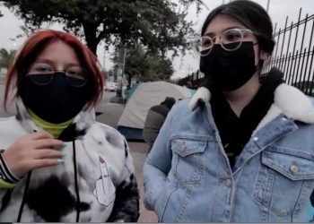 Jóvenes hacen fila para concierto de Bad Bunny, pero quieren que la gente les regalé los boletos