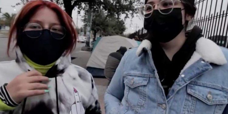 Jóvenes hacen fila para concierto de Bad Bunny, pero quieren que la gente les regalé los boletos