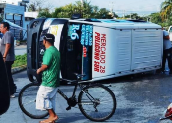 Siete personas resultan lesionadas tras volcadura de combi en Cancún