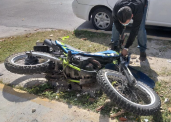 Motociclista es hospitalizado tras chocar contra un taxi en Cancún