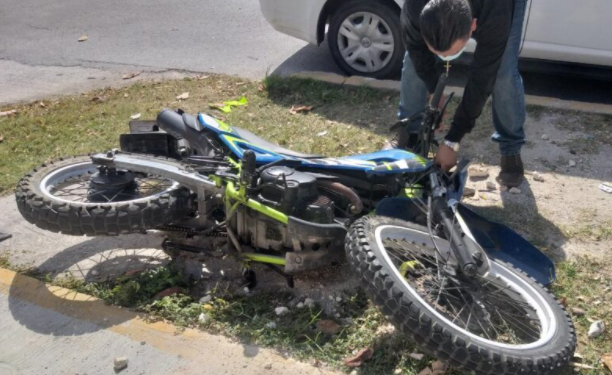 Motociclista es hospitalizado tras chocar contra un taxi en Cancún