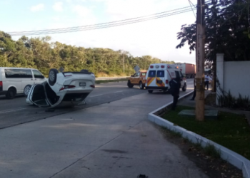 Automóvil acaba volcado sobre la carretera a Tulum