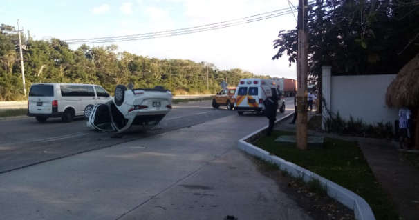 Automóvil acaba volcado sobre la carretera a Tulum
