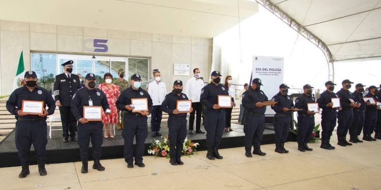 Quintana Roo condecora a 46 policías por méritos, acciones destacadas y años de servicio