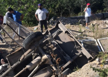 Conductor de camioneta de carga cae en una zanja y queda atrapado en Cancún