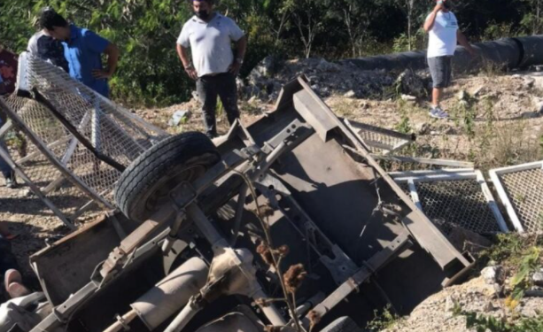 Conductor de camioneta de carga cae en una zanja y queda atrapado en Cancún