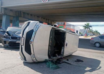 Taxi se salta semáforo rojo y termina semivolcado en Playa del Carmen