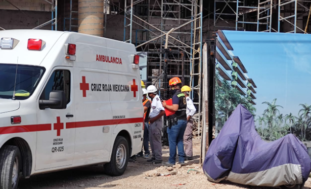 Albañil sufre caída de 6 metros de altura de un edificio en construcción en Cancún