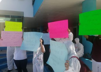 100 médicos despedidos de hospital general exigen reinstalación