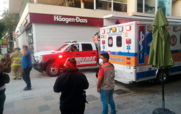 Fuga de gas provoca explosión en restaurante de la Quinta Avenida