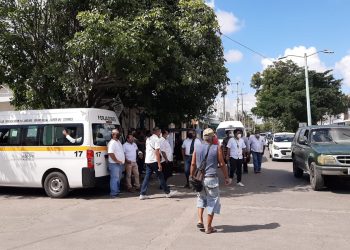 Paro total de trabajadores de combis ante exigencia de aumento de tarifas