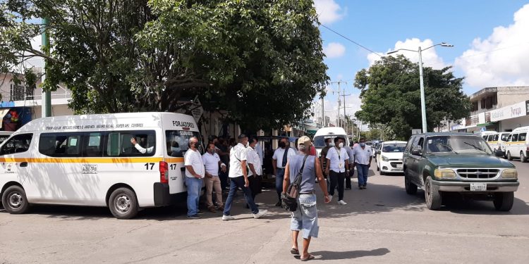 Paro total de trabajadores de combis ante exigencia de aumento de tarifas