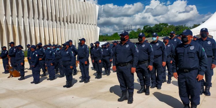 Distinguen a policías de Isla Mujeres