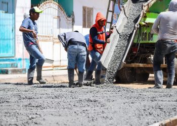 Avanzan trabajos de pavimentación en colonias de Tenosique