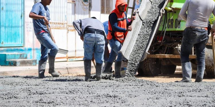 Avanzan trabajos de pavimentación en colonias de Tenosique