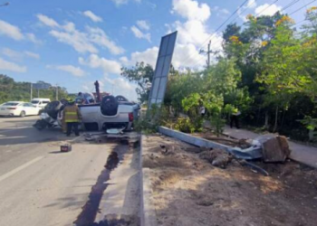 Camioneta se vuelca en la salida sur de Playa del Carmen