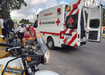 Familia que viajaba en motocicleta choca contra camioneta en Cancún