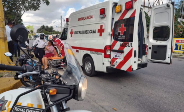 Familia que viajaba en motocicleta choca contra camioneta en Cancún