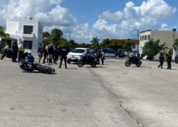 Mujer conduce con bebé en brazos y atropella a policía municipal en Playa del Carmen