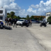 Mujer conduce con bebé en brazos y atropella a policía municipal en Playa del Carmen