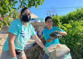 Recolectan 560 kilos de basura de un cenote de Cancún