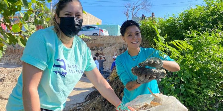 Recolectan 560 kilos de basura de un cenote de Cancún
