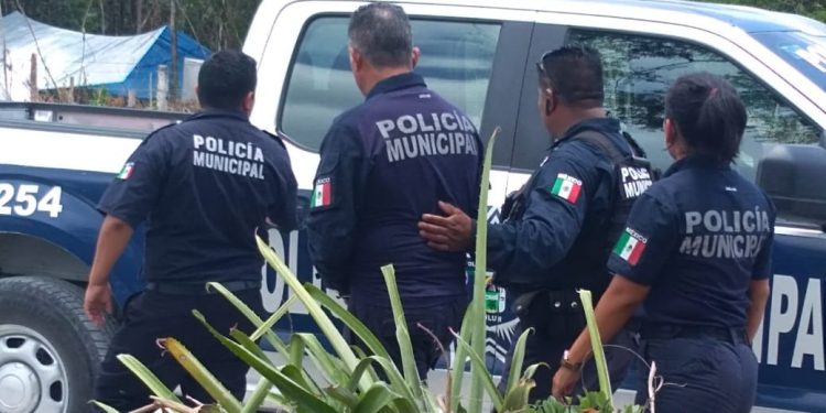 Policías son destituidos por extorsionar a turista en Tulum