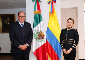Regidora de Tulum promueve al municipio en Colombia y participa en festejos del Día de la Bandera
