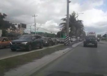 Tráfico pesado rumbo al aeropuerto de Cancún