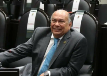 Antonio Pérez, Diputado de MORENA y padre de ‘Checo’ Pérez; promociona la F1 en compañía de turistas y la Guardia Nacional