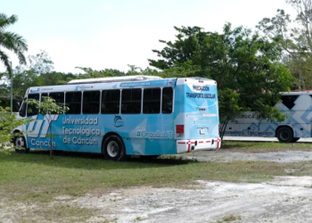 Estudiantes de la UT de Cancún manifiestan inconformidad ante problemas de transporte
