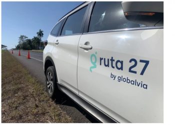 Le dan uso práctico al plástico en una carretera de Costa Rica