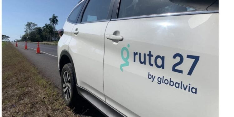 Le dan uso práctico al plástico en una carretera de Costa Rica