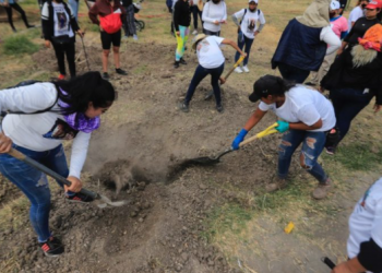 Hallan bolsas con restos humanos en fosa de un parque infantil en Tlajomulco