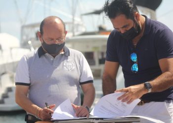 Firma la CROC convenio de colaboración con la empresa de barcos Sail Away Isla Mujeres
