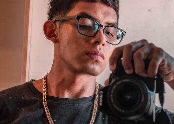 Joven se paga sus estudios vendiendo fotos por las calles de Mérida