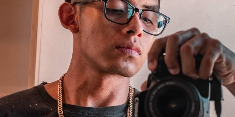 Joven se paga sus estudios vendiendo fotos por las calles de Mérida