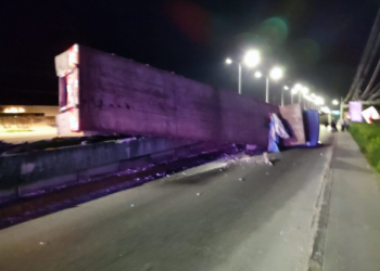 Se vuelca tráiler sobre la carretera Cancún-Tulum