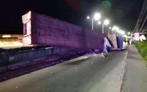 Se vuelca tráiler sobre la carretera Cancún-Tulum