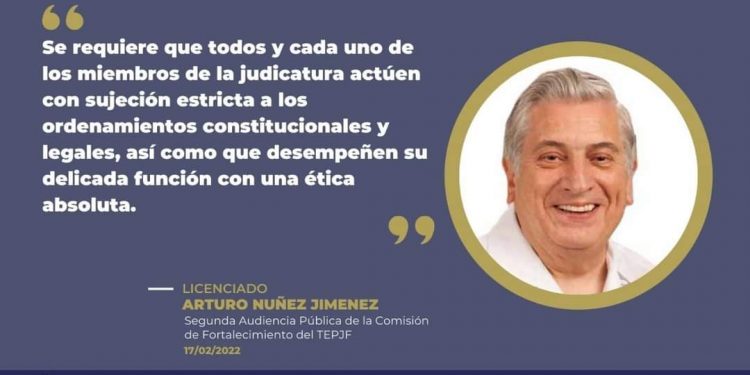 De manera virtual, reaparece Arturo Núñez